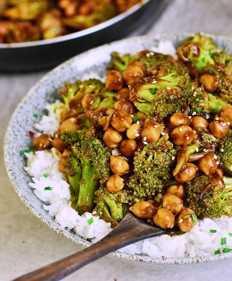 GARLIC BROCCOLI STIR FRY WITH CHICKPEAS or Flavorful broccoli stir fry with chickpeas and a delicious garlic ginger sauce finished